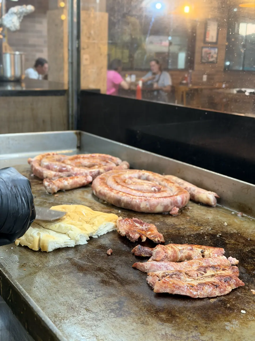 Pão com linguiça artesanal grelhada na hora, na chapa
