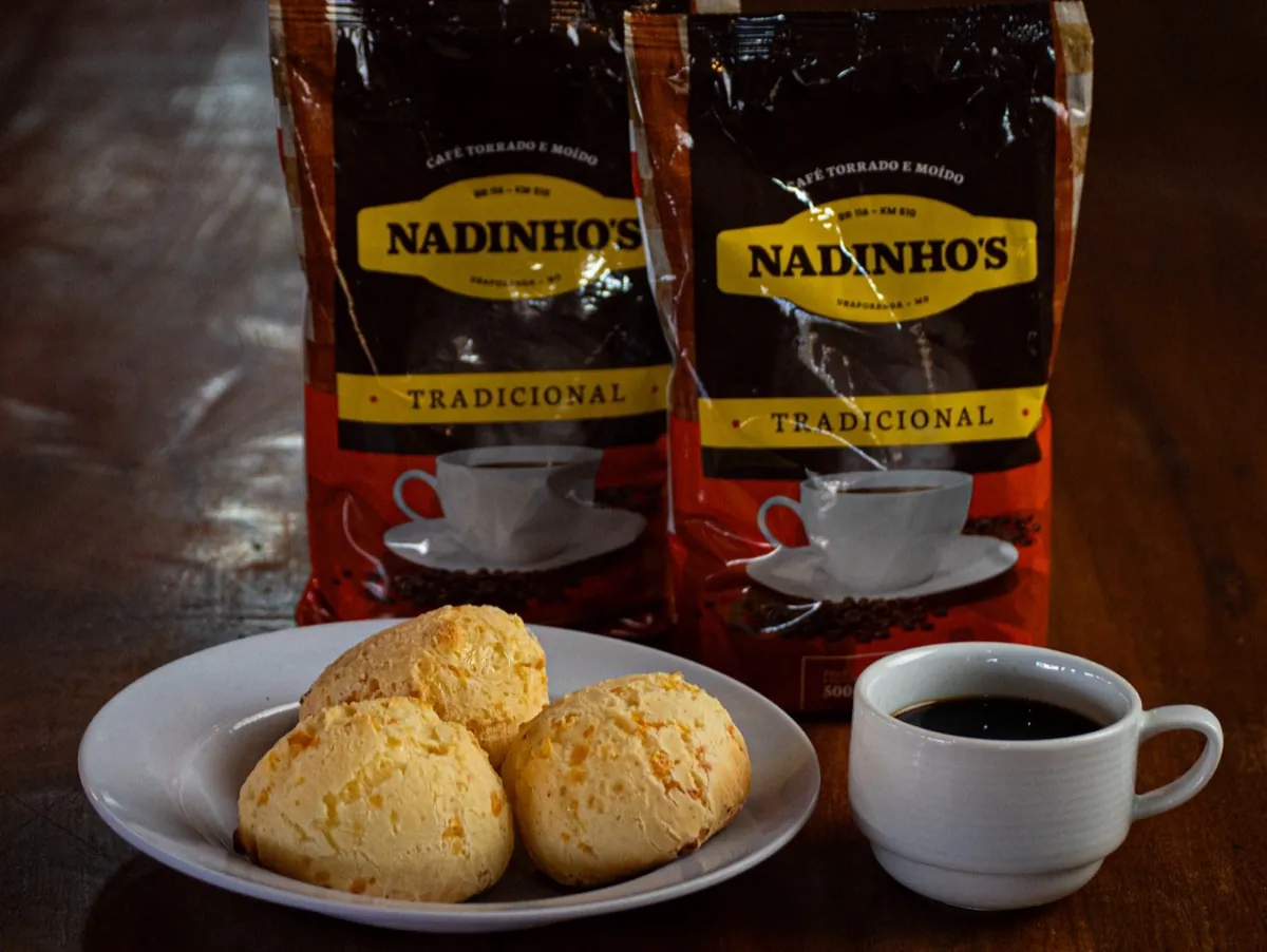 Café Nadinho's Tradicional com pão de queijo e cafézim