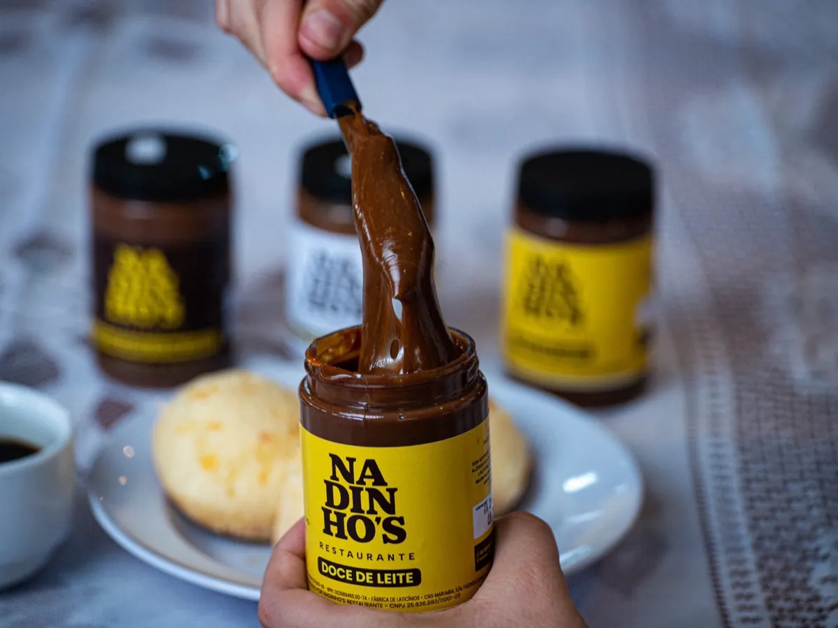 Doce de Leite Nadinho's cremoso na colher, com pão de queijo